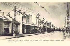 Loạt ảnh quý về phố Hàng Đào ở Hà Nội trăm năm trước