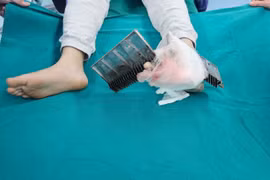 Bé trai 12 tuổi bị kẹp chân vào thang cuốn khi đi trung tâm thương mại