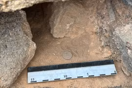 Kho báu tiền cổ La Mã lộ diện sau trận mưa lớn