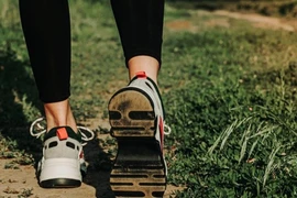 6 thói quen đi bộ có hại cần dừng lại ngay lập tức