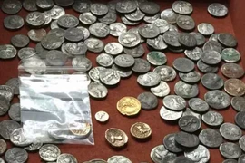 Thanh niên bất ngờ tìm thấy "kho báu" khổng lồ trên cánh đồng