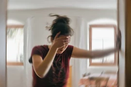 Chóng mặt do rối loạn tiền đình, bài tập nào giúp giảm triệu chứng?