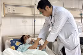 Bị bạn dùng vòi hơi xịt vào hậu môn, thanh niên 18 tuổi vỡ đại tràng