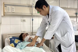 Bị bạn dùng vòi hơi xịt vào hậu môn, thanh niên 18 tuổi vỡ đại tràng