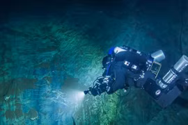 Video: Chui xuống lỗ bé tí, phát hiện cả một hang động hoành tráng