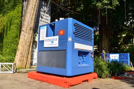 Video: Người dân Thủ đô thích thú máy lọc nước từ không khí ở Hồ Gươm