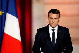 Video: Lính Pháp ngất xỉu sau khi Tổng thống Macron phát biểu