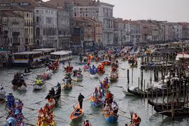 Video: Khách du lịch đang 'nhấn chìm' Venice?