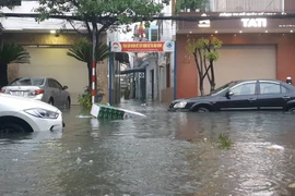 Video: Phố như sông, người dân tung tăng bơi lội ở Đà Nẵng