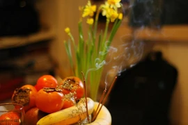 Video: Chớ dại thắp hương kiểu này kẻo chỉ có khuynh gia bại sản