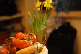 Video: Chớ dại thắp hương kiểu này kẻo chỉ có khuynh gia bại sản