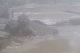 Mưa lớn kéo dài, bờ biển Mỹ Khê, Đà Nẵng sạt lở kinh hoàng