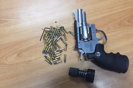 Video: Chấn động học sinh Pháp chĩa súng đe dọa cô giáo