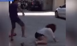 Video: Người đàn ông hung hãn đánh bạn gái giữa đêm khuya