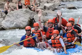 Chèo thuyền vượt thác trên những dòng sông nổi tiếng