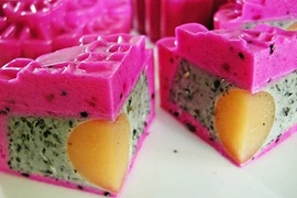 Tận mục những chiếc bánh trung thu có 1-0-2