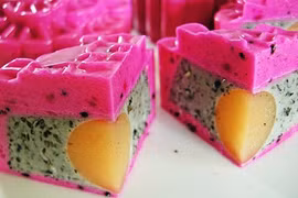 Tận mục những chiếc bánh trung thu có 1-0-2