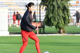 Hot girl ĐT Bóng đá nữ Việt Nam phản pháo việc mặc áo dài tập bóng