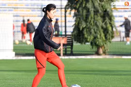 Hot girl ĐT Bóng đá nữ Việt Nam phản pháo việc mặc áo dài tập bóng
