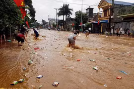 Siêu thị bị mưa lũ cuốn trôi, hàng hóa chảy ngập đường 