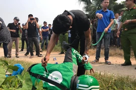 Tài xế GrabBike bị sát hại: Nghi phạm “diễn” lại cảnh nhát dao đoạt mạng