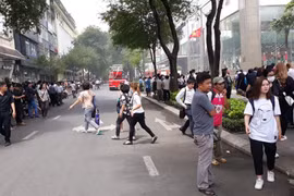 Cháy trung tâm thương mại khách hoảng loạn tháo chạy