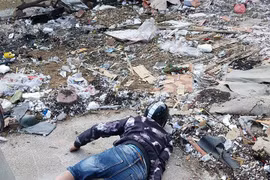 Hà Nội: Nam thanh niên bơi ra sông Tô Lịch vùng vẫy