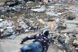 Hà Nội: Nam thanh niên bơi ra sông Tô Lịch vùng vẫy