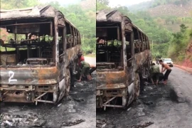 Clip: Xe khách đang chạy bốc cháy, hàng chục hành khách tháo chạy