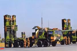 Tên lửa Hồng Kỳ-9: Khi bản sao vượt mặt hoàn toàn bản gốc!