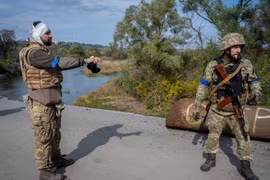 Kurakhove bị bao vây, quân Ukraine bỏ chạy giữa làn đạn 