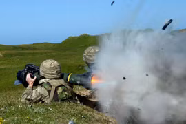 Căng thẳng Nga - NATO ngày càng nóng, lính Anh cập bến Ukraine