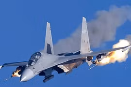 Su-35 quần thảo ở độ cao thấp, pháo binh Nga bắn "đỏ nòng"