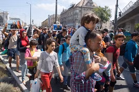 Hungary ngừng chở người di cư đến biên giới Áo