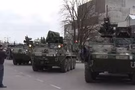 Đoàn xe thiết giáp Mỹ rầm rộ diễu hành sát vách Nga