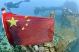 Quan hệ Trung - Nhật dậy sóng vì lá cờ trên tàu đắm