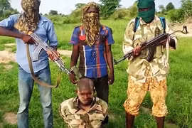 Boko Haram tung video chặt đầu tù binh như phiến quân IS