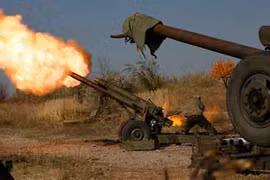 Pháo nổ rền vang đông Ukraine, lệnh ngừng bắn bị phá vỡ?