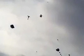 Báo nước ngoài đưa tin bé trai Việt bị diều cuốn tử vong