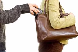 Tên lừa đảo trả lại tiền vì nạn nhân "quá ngây thơ"
