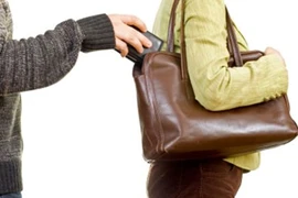 Tên lừa đảo trả lại tiền vì nạn nhân "quá ngây thơ"