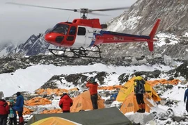 Chùm ảnh cứu hộ trên núi Everest sau động đất Nepal