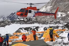 Chùm ảnh cứu hộ trên núi Everest sau động đất Nepal