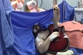 Người đàn ông vừa phẫu thuật não vừa đánh đàn guitar