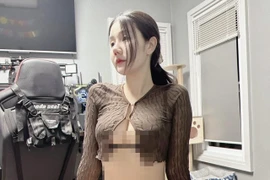 Hot girl xinh đẹp mặc áo ngắn chẳng tày gang, bị chê phản cảm