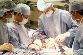 Em bé mắc đồng xu trong thực quản hơn 1 năm