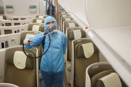Thâu đêm suốt sáng khử trùng máy bay chống Covid-19