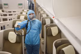 Thâu đêm suốt sáng khử trùng máy bay chống Covid-19