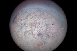 Phát hiện mặt trăng màu tím có thể đầy sinh vật ngoài trái đất