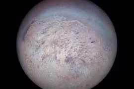 Phát hiện mặt trăng màu tím có thể đầy sinh vật ngoài trái đất